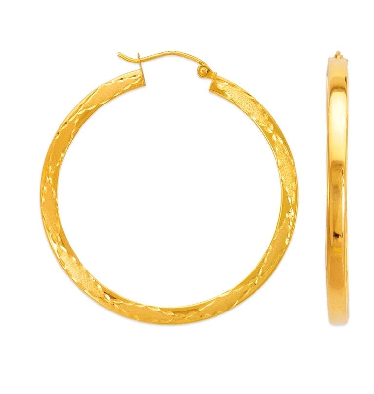 NEW 14K YELLOW GOLD SATIN DIAMOND CUT SQUARE DESIGN HOOP EARRINGS: NEW 14K YELLOW GOLD SATIN DIAMOND CUT SQUARE DESIGN HOOP EARRINGS SATIN DIAMOND CUT SQUARE DESIGN HOOP EARRINGS NEW 14K YELLOW GOLD Width: Approx. 3mm Apx WEIGHT: 2.2g