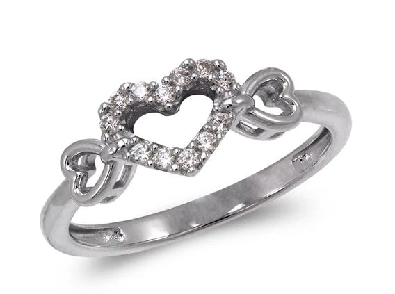 NEW 14K WHITE GOLD LADIES FANCY WHITE HEART RING: NEW 14K WHITE GOLD LADIES FANCY WHITE HEART RING LADIES FANCY WHITE HEART RING NEW 14K WHITE GOLD SIZE Apx: 7mm WEIGHT: 2.0g