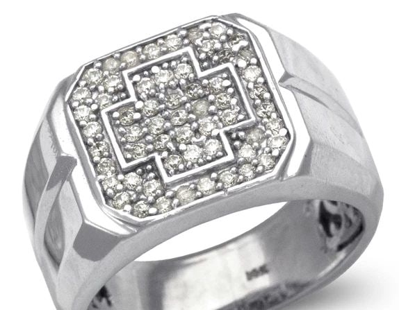 NEW 14K WHITE GOLD MEN'S WHITE CLUSTER RING: NEW 14K WHITE GOLD MEN'S WHITE CLUSTER RING MEN'S WHITE CLUSTER RING NEW 14K WHITE GOLD Apx. WIDTH: 13mm Apx. WEIGHT: 15.0g