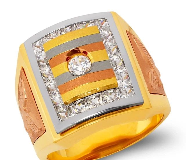 NEW 14K TRICOLOR GOLD MEN'S FANCY RING: NEW 14K TRICOLOR GOLD MEN'S FANCY RING MEN'S FANCY RING NEW 14K TRICOLOR GOLD SIZE Apx: 19mm Apx. WEIGHT: 13.7g