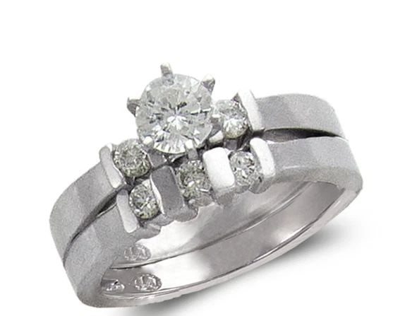 NEW 14K WHITE GOLD LADIES FASHION WHITE SOLITAIRE RING: NEW 14K WHITE GOLD LADIES FASHION WHITE SOLITAIRE RING LADIES FASHION WHITE SOLITAIRE RING NEW 14K WHITE GOLD Apx. WIDTH: 3mm Apx. WEIGHT: 8.1g