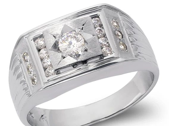 NEW 14K WHITE GOLD MEN'S FANCY WHITE RING: NEW 14K WHITE GOLD MEN'S FANCY WHITE RING MEN'S FANCY WHITE RING NEW 14K WHITE GOLD Apx. WIDTH: 11mm Apx. WEIGHT: 7.3g
