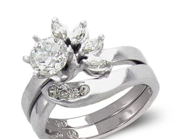 NEW 14K WHITE GOLD LADIES FASHION WHITE SOLITAIRE RING: NEW 14K WHITE GOLD LADIES FASHION WHITE SOLITAIRE RING LADIES FASHION WHITE SOLITAIRE RING NEW 14K WHITE GOLD Apx. WIDTH: 6mm Apx. WEIGHT: 7.2g