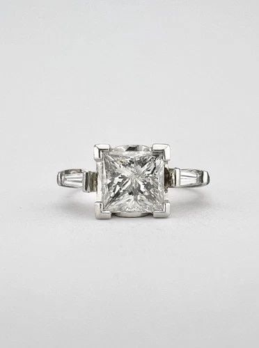 VINTAGE PLATINUM 2.10CT PRINCESS CUT DIAMOND ENGAGEMENT RING: Vintage Platinum 2.10Ct Princess Cut Diamond Engagement Ring Ring Size: 7.75 - Can be Resized Total Weight is 7.3 Grams on my scale Metal: Platinum - Not Sure The Metal Purity Center Princess Cut Diam