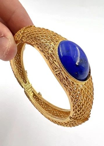 FINE ANTIQUE CHINESE 14K YELLOW GOLD FILIGREE LAPIS LAZULI BANGLE BRACELET: FINE ANTIQUE CHINESE 14K YELLOW GOLD FILIGREE LAPIS LAZULI BANGLE BRACELET FINE ANTIQUE CHINESE 14K YELLOW GOLD FILIGREE LAPIS LAZULI BANGLE BRACELET Will Fit A Wrist Size Around 6.5 " - 7" - And Has 