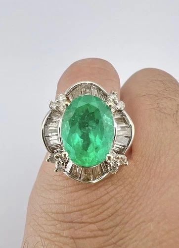 VINTAGE 14K YELLOW GOLD 11.00CT GREEN EMERALD & 2.50CT DIAMOND HALO RING: VINTAGE 14K YELLOW GOLD 11.00CT GREEN EMERALD & 2.50CT DIAMOND HALO RING Vintage 14k Yellow Gold 11.00ct Green Emerald & 2.50ct Diamond Halo Ring Ring Size: 7.25 - Can be Resized With Out Damage Weigh