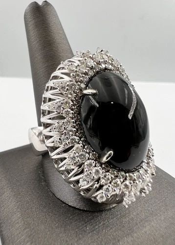 DESIGNER ITALY 18K WHITE GOLD VS 2.25CT DIAMOND & ONYX PRINCESS DOME RING 27.8G: DESIGNER ITALY 18K WHITE GOLD VS 2.25CT DIAMOND & ONYX PRINCESS DOME RING 27.8G Designer Italy 18k White Gold VS 2.25ct Diamond & Onyx Princess Dome Ring 27.8g Ring Size is 12.5 - Can Be Resized Witho