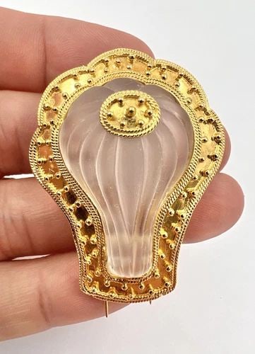 ANTIQUE EUROPEAN 21K YELLOW GOLD CARVED FROSTED ROCK CRYSTAL QUARTZ FUR BROOCH: ANTIQUE EUROPEAN 21K YELLOW GOLD CARVED FROSTED ROCK CRYSTAL QUARTZ FUR BROOCH Antique European 21k Yellow Gold Carved Frosted Rock Crystal Quartz Fur Brooch Size: Over 2" Tall With Pins by 1 1/2" Wid