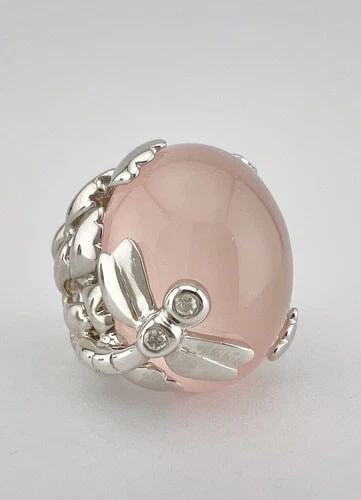 CHRISTIAN DIOR ROSE PINK QUARTZ & DIAMOND 18K WHITE GOLD DRAGONFLY COCKTAIL RING: CHRISTIAN DIOR ROSE PINK QUARTZ & DIAMOND 18K WHITE GOLD DRAGONFLY COCKTAIL RING Christian Dior Pink Quartz & Diamond 18k White Gold Dragonfly Cocktail Ring Ring Size: 5.5 - Can Be Resized Metal: 18k 
