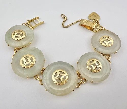 ANTIQUE CHINESE 23K 24K GOLD TRANSLUCENT JADE OVAL CABOCHON LINK BRACELET: ANTIQUE CHINESE 23K 24K GOLD TRANSLUCENT JADE OVAL CABOCHON LINK BRACELET Antique Chinese 23K 24K Gold TRANSLUCENT Jade Oval Cabochon Link Bracelet Size: 7 1/4" Long Tip to Tip By 7/8" (23mm) Wide Met