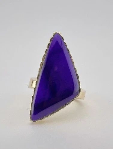 MUSEUM VTG CONTEMPORARY NAVAJO 14K YELLOW GOLD PURPLE SUGILITE WOMEN'S RING: MUSEUM VTG CONTEMPORARY NAVAJO 14K YELLOW GOLD PURPLE SUGILITE WOMEN'S RING Museum Vtg Contemporary Navajo 14k Yellow Gold Purple Sugilite Women's Ring Ring Size: 7.75 - Can be Resized Weight is 11.5 