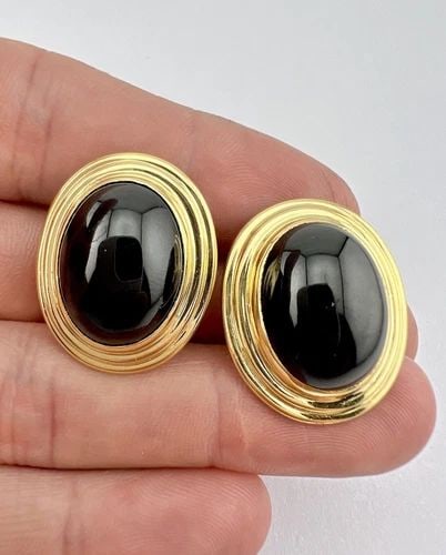 DESIGNER 18K YELLOW GOLD BLACK GEMSTONE OMEGA BACK POST EARRINGS 25.3G: DESIGNER 18K YELLOW GOLD BLACK GEMSTONE OMEGA BACK POST EARRINGS 25.3G Designer 18k Yellow Gold Black Gemstone Omega Back Post Earrings 25.3g Size: 1 1/8" Tall - 7/8" Wide Metal: 18k Yellow Gold Weigh