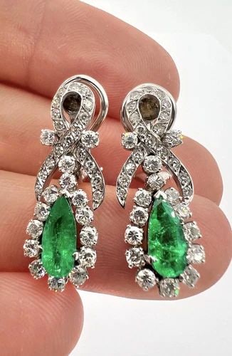 ANTIQUE ART DECO 3.58CTW DIAMOND & EMERALD PLATINUM DANGLE COCKTAIL EARRINGS: ANTIQUE ART DECO 3.58CTW DIAMOND & EMERALD PLATINUM DANGLE COCKTAIL EARRINGS ANTIQUE ART DECO 3.58ctw DIAMOND & EMERALD PLATINUM DANGLE COCKTAIL EARRINGS Size: 1 1/8" Tall By 3/8" Wide Metal: Platinum