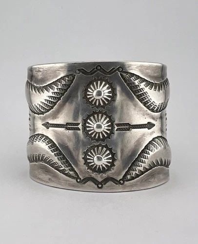 RARE 1920S EARLY NAVAJO INGOT COIN SILVER REPOUSSE STAMPED CUFF BRACELET 157.6G (1 of 2)