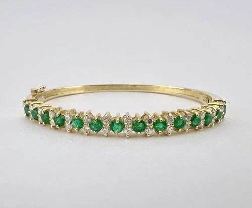 VINTAGE 14K YELLOW GOLD EMERALD & DIAMOND CLUSTER HINGED BANGLE BRACELET 15.8G: VINTAGE 14K YELLOW GOLD EMERALD & DIAMOND CLUSTER HINGED BANGLE BRACELET 15.8G Vintage 14k Yellow Gold Emerald & Diamond Cluster Hinged Bangle Bracelet 15.8g Size: Will Fit A Wrist Up to 7" Around & I