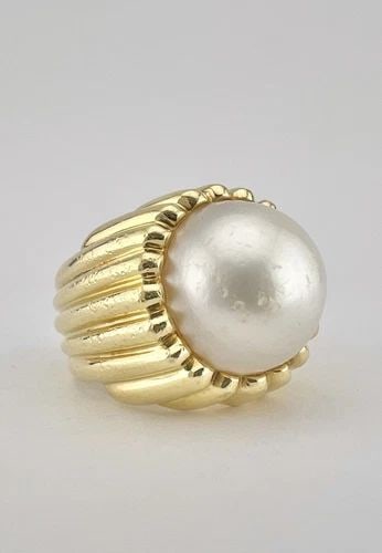 VINTAGE ITALY 18K YELLOW GOLD 14MM WHITE MABE PEARL QUILTED WOMEN'S RING 15.8G: VINTAGE ITALY 18K YELLOW GOLD 14MM WHITE MABE PEARL QUILTED WOMEN'S RING 15.8G Vintage Italy 18K Yellow Gold 14mm White Mabe Pearl Quilted Women's Ring 15.8g Ring Size: 8 - Can Be Resized Total Weight