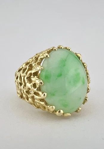 VTG MODERNIST BRUTALIST 18K YELLOW GOLD CABOCHON APPLE GREEN JADE RING 14.7G: VTG MODERNIST BRUTALIST 18K YELLOW GOLD CABOCHON APPLE GREEN JADE RING 14.7G Vtg Modernist Brutalist 18k Yellow Gold Cabochon Apple Green Jade Ring 14.7g Ring Size: 9.5 - Can Be Resized Metal: 18k Yel