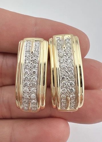 DESIGNER 14K YELLOW GOLD 1.32TCW ROUND CUT DIAMOND OMEGA BACK POST LONG EARRINGS: DESIGNER 14K YELLOW GOLD 1.32TCW ROUND CUT DIAMOND OMEGA BACK POST LONG EARRINGS Designer 14k Yellow Gold 1.32tcw Round Cut Diamond Omega Back Post Long Earrings Size: 1 1/4" (31mm) Tall & 1/2" (12mm)