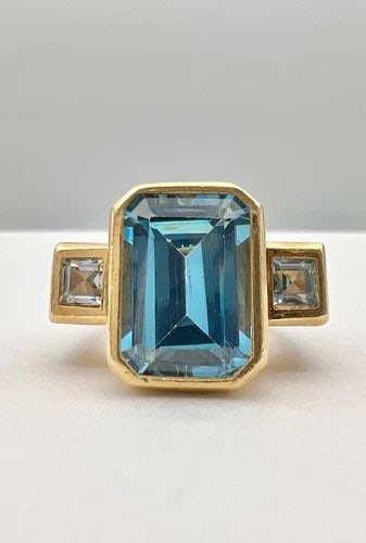 DESIGNER 18K YELLOW GOLD EMERALD CUT BLUE TOPAZ CHUNKY RING 14G: DESIGNER 18K YELLOW GOLD EMERALD CUT BLUE TOPAZ CHUNKY RING 14G Designer 18K Yellow Gold Emerald Cut Blue Topaz Chunky Ring 14g Size: 6.25 - Can Be Sized Without Damaging Weight is 14.0 Grams on My Sc