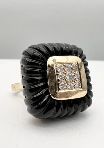 DESIGNER ESTATE 14K YELLOW GOLD VS .65CT DIAMOND & CARVED ONYX DOME RING 20.9G: DESIGNER ESTATE 14K YELLOW GOLD VS .65CT DIAMOND & CARVED ONYX DOME RING 20.9G Designer Estate 14k Yellow Gold VS .65ct Diamond & Carved Onyx Dome Ring 20.9g Ring is Around A Size 9 - Can Be Resized W