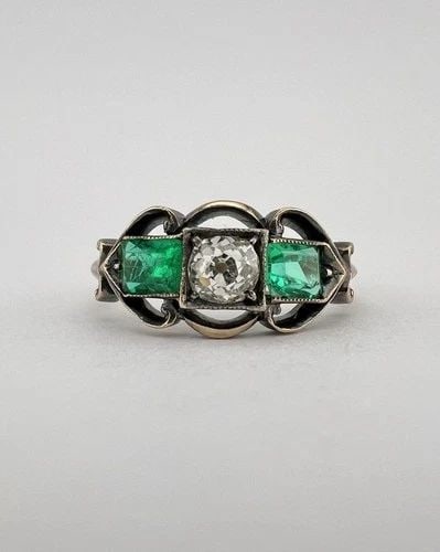 ANTIQUE VICTORIAN 14K ROSE GOLD OLD MINE CUT DIAMOND & VIVID GREEN EMERALD RING: ANTIQUE VICTORIAN 14K ROSE GOLD OLD MINE CUT DIAMOND & VIVID GREEN EMERALD RING Antique Victorian 14K Rose Gold Old Mine Cut Diamond & Vivid Green Emerald Ring Ring Size: 6 - Can Be Resized Weight is 