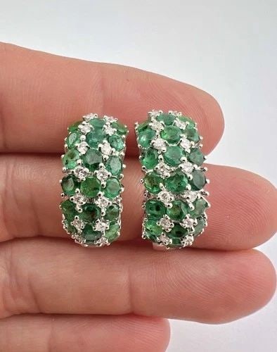 DESIGNER 14K WHITE GOLD GREEN EMERALD & DIAMOND OMEGA BACK POST EARRINGS 11.4G: DESIGNER 14K WHITE GOLD GREEN EMERALD & DIAMOND OMEGA BACK POST EARRINGS 11.4G Designer 14k White Gold Green Emerald & Diamond Omega Back Post Earrings 11.4g Size: About 1" (23mm) Tall By 3/8" (10mm) 