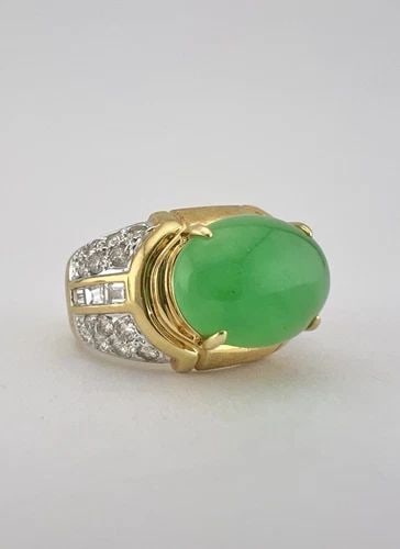 ANTIQUE 18K YELLOW GOLD CABOCHON APPLE GREEN JADE & .85CT DIAMOND RING 11G: ANTIQUE 18K YELLOW GOLD CABOCHON APPLE GREEN JADE & .85CT DIAMOND RING 11G Antique 18k Yellow Gold Cabochon Apple Green Jade & .85ct Diamond Ring 11g Ring Size: 5.75 - Can Be Resized Metal: 18k Yellow