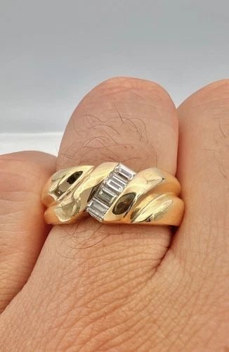 DESIGNER 14K YELLOW GOLD .50CT VS BAGUETTE DIAMOND MEN'S WEDDING BAND RING 12.5G: DESIGNER 14K YELLOW GOLD .50CT VS BAGUETTE DIAMOND MEN'S WEDDING BAND RING 12.5G Designer 14K Yellow Gold .50ct VS Baguette Diamond Men's Wedding Band Ring 12.5g Ring Size 9.75 - Can Be Resized Weight
