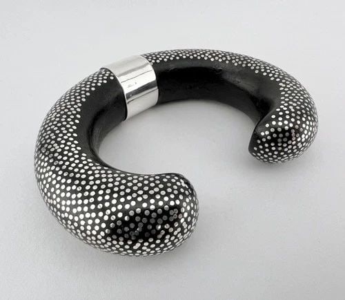 PATRICIA VON MUSULIN MODERNIST STERLING SILVER EBONY WOOD DOT CUFF BRACELET 117G: PATRICIA VON MUSULIN MODERNIST STERLING SILVER EBONY WOOD DOT CUFF BRACELET 117G Vinatge Patricia Von Musulin Modernist Sterling Silver Ebony Wood Dot Cuff Bracelet 117g Bracelet Inside Circumference 
