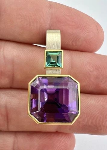 DESIGNER 18K YELLOW & WHITE GOLD MINT GREEN TOURMALINE & AMETHYST SLIDE PENDANT: DESIGNER 18K YELLOW & WHITE GOLD MINT GREEN TOURMALINE & AMETHYST SLIDE PENDANT Designer 18k Yellow & White Gold Mint Green Tourmaline & Amethyst Slide Pendant Size: 1 1/4" Tall By 5/8" Wide At The Ba