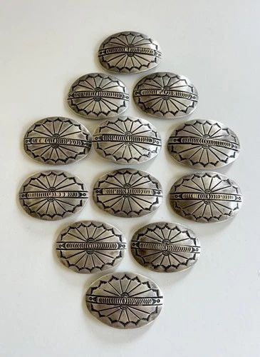 VTG NAVAJO STERLING SILVER & 14K GOLD DETAILED STAMPED 12 CONCHO BELT 302.5G: VTG NAVAJO STERLING SILVER & 14K GOLD DETAILED STAMPED 12 CONCHO BELT 302.5G Vtg Navajo Sterling Silver & 14k Gold Detailed Stamped 12 Concho Belt 302.5g Buckle & Concho Size: Around 2" Wide by 1 3/8"