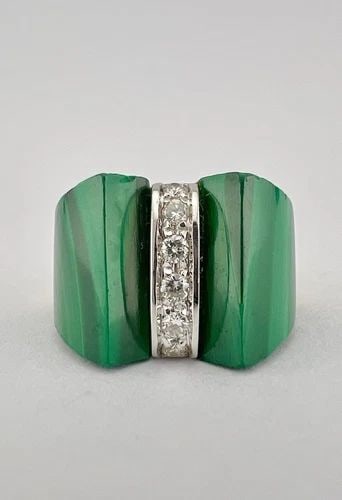 VINTAGE LAYKIN ET CIE 18K YELLOW GOLD 3D CARVED MALACHITE & DIAMOND RING (1 of 2)