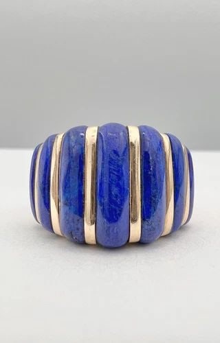 VINTAGE 14K YELLOW GOLD & CARVED NATURAL BLUE LAPIS LAZULI SHIELD RING 13.7G: VINTAGE 14K YELLOW GOLD & CARVED NATURAL BLUE LAPIS LAZULI SHIELD RING 13.7G Vintage 14k Yellow Gold & Carved Natural Blue Lapis lazuli Shield Ring 13.7g Size: 8 - Can Be Resized Weight is 13.7 Grams 