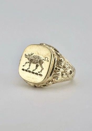 ANTIQUE VICTORIAN 9CT 9K YELLOW GOLD ENGRAVED PIG BOAR SIGNET MEN'S RING 9.4G: ANTIQUE VICTORIAN 9CT 9K YELLOW GOLD ENGRAVED PIG BOAR SIGNET MEN'S RING 9.4G Antique Victorian 9ct 9k Yellow Gold Engraved Pig Boar Signet Men's Ring 9.4g Ring Size: 10.25 - Can Be Resized Total Weig