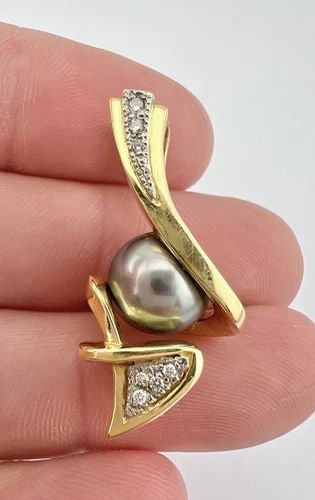 DESIGNER 18K YELLOW GOLD NATURAL 10MM TAHITIAN PEARL & DIAMOND FREE FORM PENDANT: DESIGNER 18K YELLOW GOLD NATURAL 10MM TAHITIAN PEARL & DIAMOND FREE FORM PENDANT Designer 18k Yellow Gold Natural 10mm Tahitian Pearl & Diamond Free Form Pendant Size: 1 1/4" Tall by 58" Wide Metal: 1
