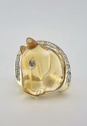 14K YELLOW GOLD CARVED CITRINE HORSE & DIAMOND EQUESTRIAN HORSESHOE RING - 14.2G: 14K YELLOW GOLD CARVED CITRINE HORSE & DIAMOND EQUESTRIAN HORSESHOE RING - 14.2G 14k Yellow Gold Carved Citrine Horse & Diamond Equestrian Horseshoe Ring - 14.2g Ring Size: 8.5 - Can be Resized Weight