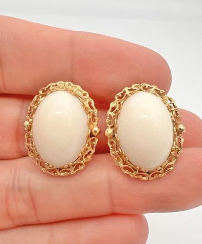 18K YELLOW GOLD CARVED CABOCHON ANGLE SKIN CORAL OMEGA BACK STUD EARRINGS -13.2G: 18K YELLOW GOLD CARVED CABOCHON ANGLE SKIN CORAL OMEGA BACK STUD EARRINGS -13.2G Vintage 18k Yellow Gold Carved Cabochon Angle Skin Coral Omega Back Stud Earrings -13.2g Size: About 1" Tall By 3/4" Wi