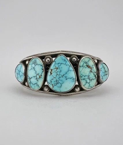 OLD 1940S NAVAJO STERLING SILVER #8 TURQUOISE STAMPED CUFF BRACELET 81G: OLD 1940S NAVAJO STERLING SILVER #8 TURQUOISE STAMPED CUFF BRACELET 81G Old 1940s Navajo Sterling Silver #8 Turquoise Stamped Cuff Bracelet 81g Cuff is 5 1/8" tip to Tip and has a 1 1/2" Wide - Can Be