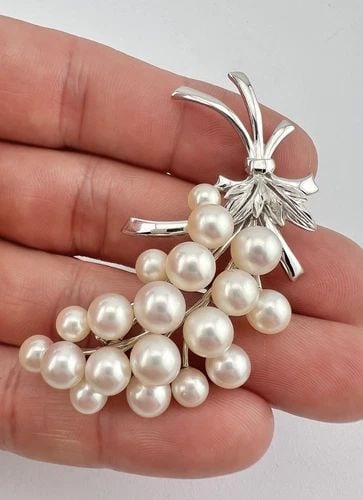 VINTAGE MIKIMOTO 14K WHITE GOLD 19 AKOYA PEARLS FLORAL BROOCH 16.3G - 2 3/8": VINTAGE MIKIMOTO 14K WHITE GOLD 19 AKOYA PEARLS FLORAL BROOCH 16.3G - 2 3/8" Vintage Mikimoto 14K White Gold 19 Akoya Pearls Floral Brooch 16.3g - 2 3/8" Size: 2 3/8" Wide By 1 3/8" At Its Tallest Poi