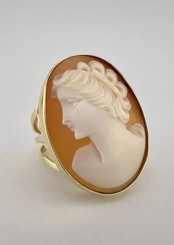 ANTIQUE 18K YELLOW GOLD CARVED WOMEN SHELL CAMEO OVAL RING 10G: ANTIQUE 18K YELLOW GOLD CARVED WOMEN SHELL CAMEO OVAL RING 10G Antique 18k Yellow Gold Carved Women Shell Cameo Oval Ring 10g Ring Size: 7.5 - Can Be Resized Metal: 18k Yellow Gold Weight is 10.0 Gram