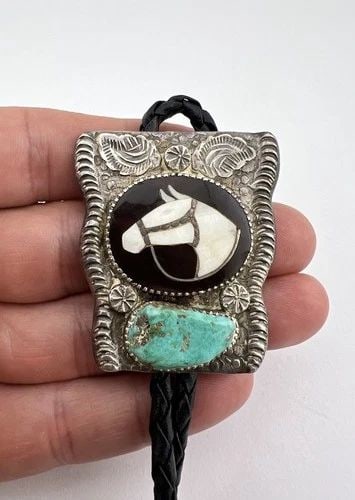 RARE EARLY DAN SIMPLICIO ZUNI STERLING SIILVER TURQUOISE & SHELL HORSE BOLO TIE: RARE Early Dan Simplicio ZUNI Sterling Siilver Turquoise & Shell Horse Bolo Tie Size: Just Under 2" Tall by 1 5/8" Wide Weight is 33.3 Grams on my scale Metal: Sterling Silver Amazing Natural Turquois
