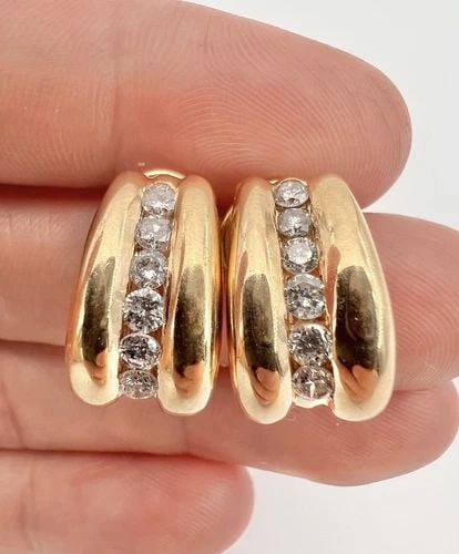 DESIGNER 14K YELLOW GOLD 1.32TCW DIAMOND OMEGA BACK HUGGIE POST EARRINGS 9.1G: DESIGNER 14K YELLOW GOLD 1.32TCW DIAMOND OMEGA BACK HUGGIE POST EARRINGS 9.1G Designer 14K Yellow Gold 1.32tcw Diamond Omega Back Huggie Post Earrings 9.1g Size: 3/4" Tall & 3/8" Wide (18mm x 10.5mm) 