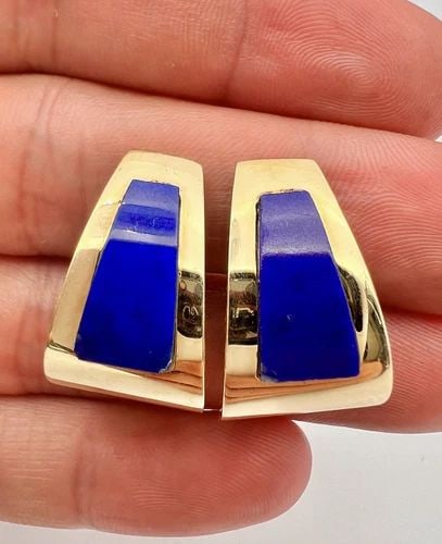 DESIGNER MODERNIST 14K YELLOW GOLD LAPIS LAZULI OMEGA BACK J HOOP CLIP EARRINGS: DESIGNER MODERNIST 14K YELLOW GOLD LAPIS LAZULI OMEGA BACK J HOOP CLIP EARRINGS Designer Modernist 14K Yellow Gold Lapis Lazuli Omega Back J Hoop Clip Earrings Size: 1" Tall By 5/8" At Its Widest Poin