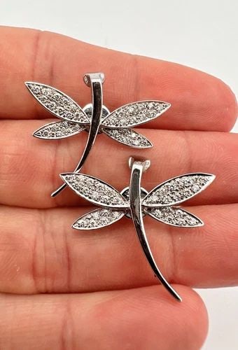 DESIGNER 14K-18K WHITE GOLD & VS .64CT DIAMOND DRAGONFLY POST EARRINGS: DESIGNER 18K WHITE GOLD & VS .64CT DIAMOND DRAGONFLY POST EARRINGS 9.2G Designer 18k White Gold & Vs .64ct Diamond Dragonfly Post Earrings 9.2g Size: 1" Tall by 1 1/8" Wide metal: Hallmarked 18k Gold 