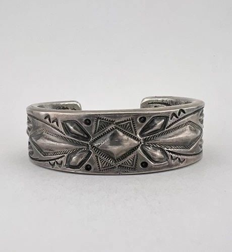 JACK ADAKAI NAVAJO INGOT STERLING SILVER REPOUSSE STAMPED CUFF BRACELET 117.5G (1 of 2)