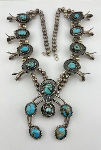 VTG NAVAJO STERLING SILVER WEB KINGMAN TURQUOISE SQUASH BLOSSOM NECKLACE 184.6G: VTG NAVAJO STERLING SILVER WEB KINGMAN TURQUOISE SQUASH BLOSSOM NECKLACE 184.6G Vtg Navajo Sterling Silver Web Kingman Turquoise Squash Blossom Necklace 184.6g This Amazing necklace features huge spec