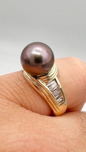DESIGNER 14K YELLOW GOLD 10MM TAHITIAN PEARL & VS .50CT BAGUETTE DIAMOND RING: DESIGNER 14K YELLOW GOLD 10MM TAHITIAN PEARL & VS .50CT BAGUETTE DIAMOND RING Designer 14K Yellow Gold 10mm Tahitian Pearl & VS .50ct Baguette Diamond Ring Ring Size: 8.75 - Can Be Resized Total Weigh