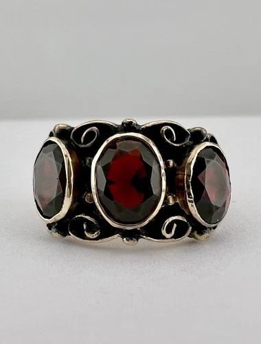 VICTORIAN ETRUSCAN 14K YELLOW GOLD OLD CUT GARNET ENGRAVED SCROLL RING: VICTORIAN ETRUSCAN 14K YELLOW GOLD OLD CUT GARNET ENGRAVED SCROLL RING Victorian Etruscan 14k Yellow Gold Old Cut Garnet Engraved Scroll Ring Size: 7 - Can be Resized Weight is 6.9 Grams on my scale M