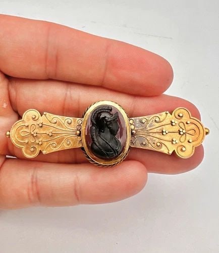 ANTIQUE VICTORIAN ETRUSCAN 14K YELLOW GOLD HARDSTONE INTAGLIO CAMEO PIN BROOCH: ANTIQUE VICTORIAN ETRUSCAN 14K YELLOW GOLD HARDSTONE INTAGLIO CAMEO PIN BROOCH Antique Victorian Etruscan 14k Yellow Gold Hardstone Intaglio Cameo Pin Brooch Size: Just Under 3" Wide By 1" Tall Metal: