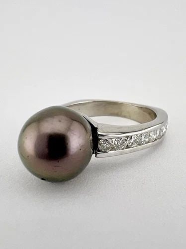 CONTEMPORARY 14K WHITE GOLD 10MM TAHITIAN PEARL & .25CT CHANEL SET DIAMOND RING: CONTEMPORARY 14K WHITE GOLD 10MM TAHITIAN PEARL & .25CT CHANEL SET DIAMOND RING Designer Contemporary 14K White Gold 10mm Tahitian Pearl & .25ct Chanel Set Diamond Ring Ring Size: 7 - Can Be Resized T
